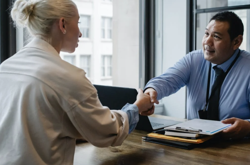 HelloWorld跨境电商助手如何导出聊天记录?卖家必备的保存与分析技巧